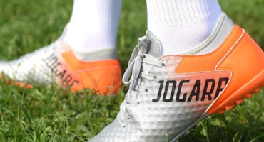 Màu sắc giày bóng đá phổ biến và cách phối đồ với chúng