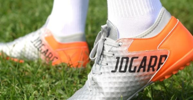 Màu sắc giày bóng đá phổ biến và cách phối đồ với chúng